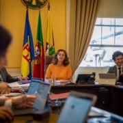 Cristina Pedra relembra que Funchal vai receber, gratuitamente, 54 000 m2, na Praia Formosa, e descarta proposta dispendiosa da Confiança que queria pôr a cidade a gastar 40 milhões na compra de terrenos a grupos privados