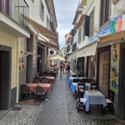 Fiscalização Municipal da CMF retira equipamentos e mobiliário urbano em situação de ocupação abusiva na Rua de Santa Maria