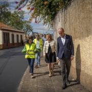 Cristina Pedra visita asfaltagem da Estrada do Conde de Carvalhal em curso