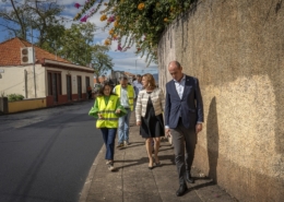 Cristina Pedra visita asfaltagem da Estrada do Conde de Carvalhal em curso