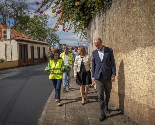 Cristina Pedra visita asfaltagem da Estrada do Conde de Carvalhal em curso