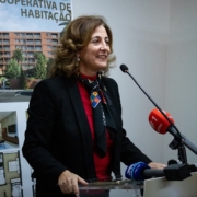 Cristina Pedra destaca compromisso com a habitação económica e devolução fiscal em inauguração de apartamentos cooperativos